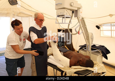 Carrefour, Haiti, un paziente viene radiografato nella RDC ospedale da campo Foto Stock