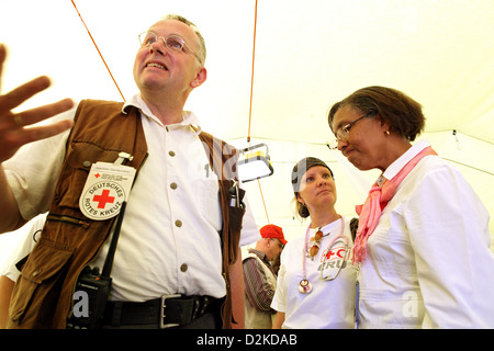 Carrefour, Haiti, visite Michaele Gedeone la Croce Rossa tedesca ospedale da campo Foto Stock