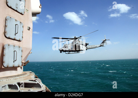 Un UH-1Y Venom Huey elicottero assegnato alla porpora Volpi del mezzo marino elicottero Squadron (HMM) 364 (REIN) vola da amph Foto Stock