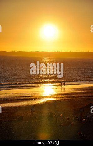 Giovane passeggiate sulla spiaggia al tramonto in Gale, distretto di Faro, regione di Algarve, PORTOGALLO Foto Stock