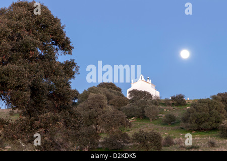 Paesaggio rurale di Castro Verde, nella regione di Alentejo, il Portogallo e la storica chiesa di Sao Pedro das Cabecas in background Foto Stock