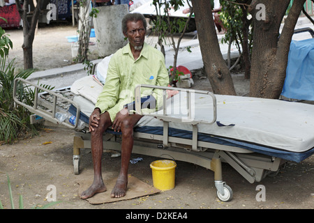 Port-au-Prince, Haiti, un uomo su un letto di ospedale in ospedale universitario Foto Stock