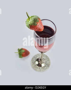 Bicchiere di rosa con una bottiglia di champagne e fragole Foto Stock