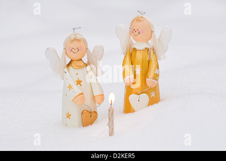 Due di legno decorativo angeli della neve. Foto Stock