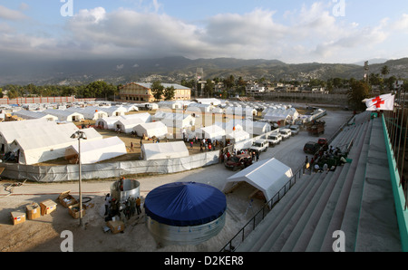 Carrefour, Haiti, Croce Rossa tedesca ospedale da campo alloggiata nello stadio di Carrefour Foto Stock