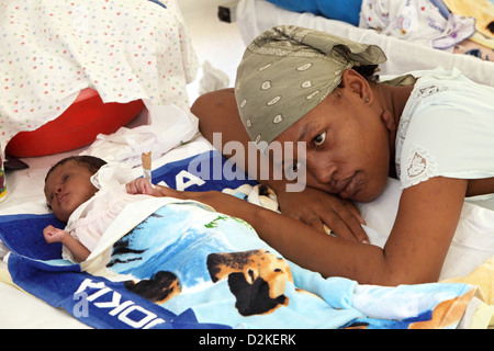 Carrefour, Haiti, madre con pazienti neonati in tenda Foto Stock