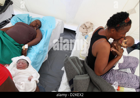 Carrefour, Haiti, donne con i loro bambini pazienti tenda Foto Stock