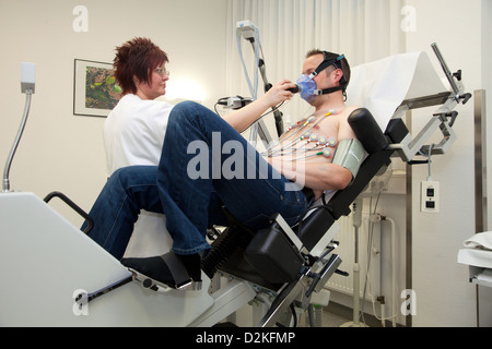 Essen, Germania, funzione polmonare test in congiunzione con un ECG di esercitazione Foto Stock