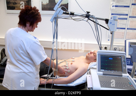 Essen, Germania, un paziente viene dato un ECG a riposo Foto Stock