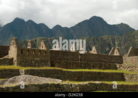 Edifici Inca sopra terrazzamenti agricoli di Machu Picchu, Perù Foto Stock