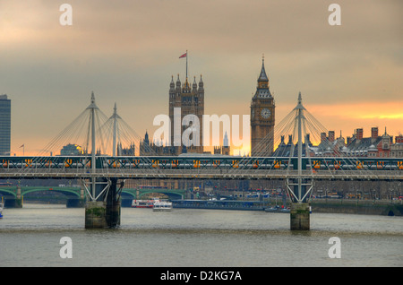 Tramonto sul case del Parlamento con Waterloo Bridge sul fiume Tamigi Foto Stock