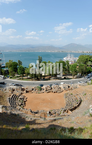 Fethiye Turchia. Vista di antichi ellenistica teatro romano nella località turistica cittadina costiera, la Lycian antica città di Telmessos Foto Stock