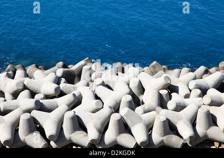 Struttura di frangionde massiccia di calcestruzzo Tetrapods Foto Stock