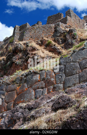 Rovine Inca della fortezza Pisac nella Valle Sacra del Perù Foto Stock