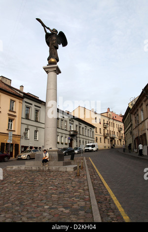 Il quartiere di Uzupis di Vilnius con la famosa statua di un angelo a soffiare una tromba Foto Stock