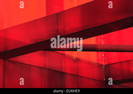 Rosso di metallo Costruzioni industriali - dettaglio preso in giornata soleggiata (con le ombre e la sensazione di spazio) Foto Stock