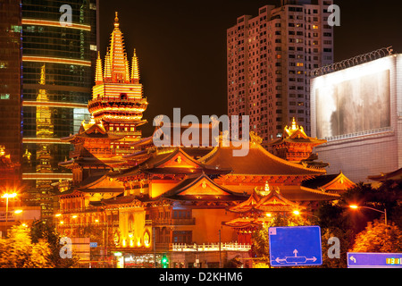 Templi dorati Roof Top Jing An Tranquility Tempio centrale di Shanghai, Cina. Più ricco tempio buddista a Shanghai a notte. Foto Stock