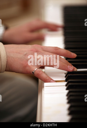 L'immagine del pianoforte e mani dell'uomo Foto Stock