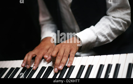 L'immagine del pianoforte e mani dell'uomo Foto Stock