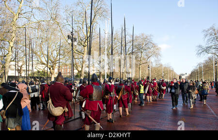 Londra, Regno Unito. 27 gennaio, 2013. Membri della Guerra Civile Inglese Società raccogliere su Pall Mall. La guerra civile inglese reenactors prepararsi a partecipare a un servizio per commemorare l'esecuzione del re Carlo I. Fotografo: Gordon Scammell Foto Stock