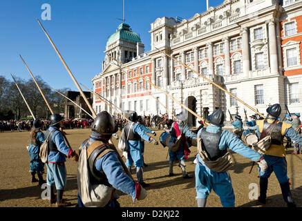 Londra, Regno Unito. 27 gennaio, 2013. Membri della guerra civile inglese la società si riuniscono a Londra la Guerra Civile Inglese reenactors assistere a un servizio per commemorare l'esecuzione del re Carlo I. Fotografo: Gordon Scammell Foto Stock