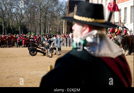 Londra, Regno Unito. 27 gennaio, 2013. Membri della guerra civile inglese la società si riuniscono a Londra la Guerra Civile Inglese reenactors frequentare un servizio per commemorare l'esecuzione del re Carlo I. Fotografo: Gordon Scammell Foto Stock