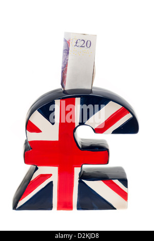 Un salvadanaio a forma di lira sterlina britannica il simbolo di valuta blasonate con bandiera britannica Union Jack essendo ripieni di denaro Foto Stock