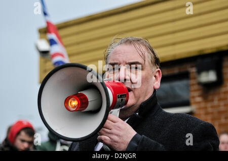 Il 27 gennaio 2013, Londonderry, Irlanda del Nord. Henry Reilly dall'UKIP e Kilkeel consigliere, risolve una folla di sindacalisti Foto Stock