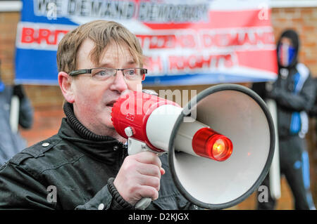 Il 27 gennaio 2013, Londonderry, Irlanda del Nord. Willie Frazer risolve una folla di sindacalisti durante una manifestazione di protesta pacifica Foto Stock