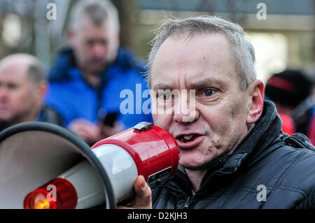 Il 27 gennaio 2013, Londonderry, Irlanda del Nord. Davy Nicholl eurodeputato ed ex membro UPRG, indirizzi di una folla di fedeli che protestavano contro la rimozione della bandiera europea da edifici pubblici Foto Stock