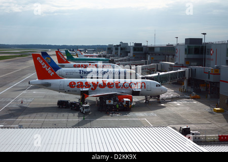 Gli aerei easyJet, Thomas Cook e Air Lingus parcheggiarono sulla rampa del South Terminal, LGW London Gatwick Airport, vicino a Crawley, West Sussex, Inghilterra Foto Stock