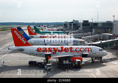 Gli aerei easyJet, Thomas Cook e Air Lingus parcheggiarono sulla rampa del South Terminal, LGW London Gatwick Airport, vicino a Crawley, West Sussex, Inghilterra Foto Stock