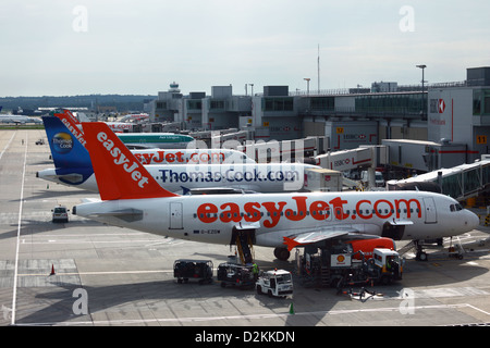 Gli aerei easyJet, Thomas Cook e Air Lingus parcheggiarono sulla rampa del South Terminal, LGW London Gatwick Airport, vicino a Crawley, West Sussex, Inghilterra Foto Stock