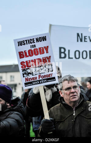 Derry, Irlanda del Nord. Il 27 gennaio 2013. Circa 5 mila persone sono scese in piazza per commemorare il 41mo anniversario della Bloody Sunday, quando 13 persone sono state riprese dal reggimento paracadutisti. Stephen Barnes / Alamy Live News Foto Stock