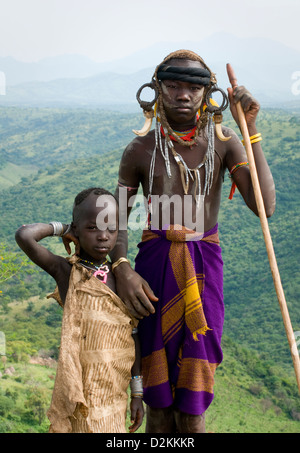 Due giovani bambini Benna insieme permanente Foto Stock