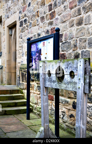 Scorte e ingresso a Hexham Vecchia Prigione(1330-33), il più antico costruito a tale scopo il carcere in Inghilterra, ora un museo, Hexham, Northumberland, Regno Unito Foto Stock