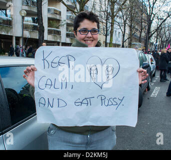 Parigi, Francia. LGTB francese attivismo, pro matrimonio gay dimostrazione, Donna tenendo premuto segno di protesta Foto Stock