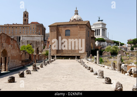 Roma. L'Italia. Vista dei pochi resti della Basilica Aemilia e il restaurato Curia del Foro Romano. Foto Stock