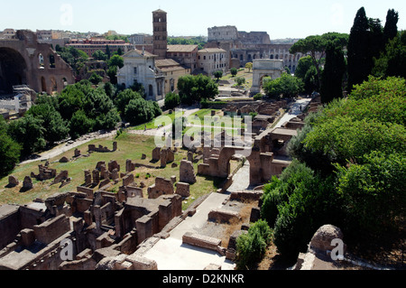 Vista delle rovine del Foro Romano, con l Arco di Tito al centro del telaio e il Colosseo in background Foto Stock