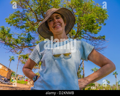 Una femmina di volontario per gli Stati Uniti su una casa di progetto di costruzione per Habitat for Humanity Paraguay. Foto Stock