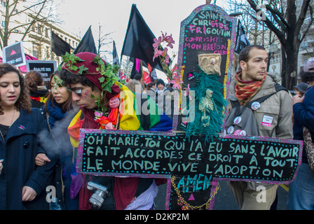 Parigi, Francia, francese LGTB Activism, N.G.O. Gruppo, 'Act Up paris' Marching a pro Gay Marriage dimostrazione, gay Aids marzo, attivismo arte protesta Foto Stock