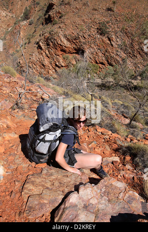 Walker per il Larapinta Trail. West MacDonnel Ranges, Australia centrale. Foto Stock