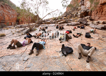 Walkers prendendo una pausa in Orminstone Gorge, Australia centrale. Foto Stock
