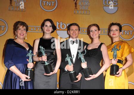 Los Angeles, California. Il 27 gennaio 2013. Phyllis Logan, Michelle Dockery, Allen Leech, Amy Nuttall e Sophie McShera, vincitori di prestazioni eccezionali da un insieme in serie di dramma per il CAVENDISH ABBEY in sala stampa per la XIX annuale di Screen Actors Guild Awards SAG 2013 - Sala Stampa, Shrine Auditorium, Los Angeles, CA. 27 gennaio 2013. Foto di: Elizabeth Goodenough/Everett raccolta/ Alamy Live News Foto Stock