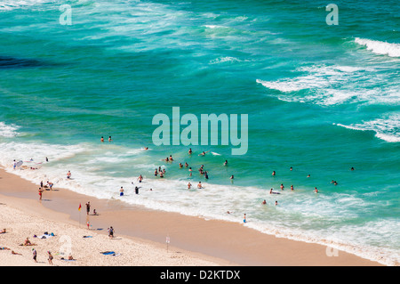 Bagnanti nell'oceano a Surfers Paradise, Gold Coast, Queensland, Australia Foto Stock