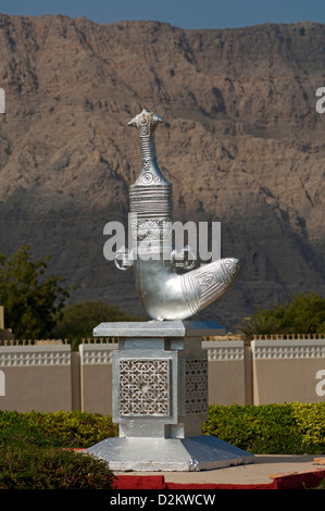 La scultura di un tradizionale Omani pugnale di argento, khanjar, su un piedistallo, Khasab, Musandam, Sultanato di Oman Foto Stock