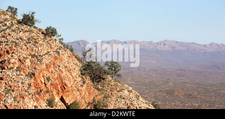 Vista da Larapinta Trail. West McDonnell Ranges, Australia centrale. Foto Stock