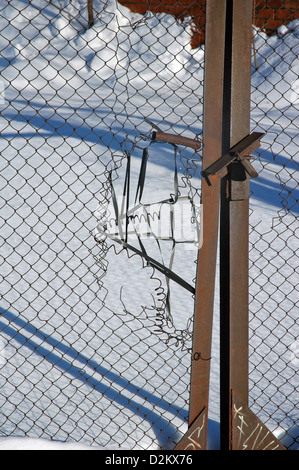 Vecchio danneggiato recinzione in ferro Foto Stock