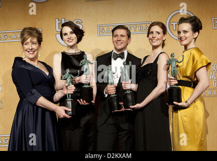 Los Angeles, California, USA. Il 27 gennaio 2013. (L-R) attori Phyllis Logan, Michelle Dockery, Allen Leech, Amy Nuttall e Sophie McShera, vincitori di prestazioni eccezionali da un insieme in serie di dramma per 'Downton Abbey,' pongono in sala stampa durante il XIX annuale di Screen Actors Guild Awards presso lo Shrine Auditorium on gennaio 27, 2013 a Los Angeles, California. (Immagine di credito: credito: Javier Rojas/Prensa Internacional/ZUMAPRESS.com) ZUMA Press, Inc. / Alamy Live News Foto Stock