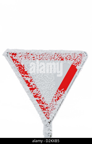 Lato strada cartello segnaletico con neve sulla strada di un paese Foto Stock